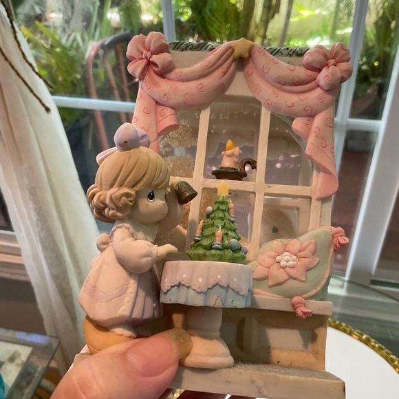PRECIOUS MOMENTS ENESCO 2003 Christmas Window Snow Globe - Picture 6 of 8